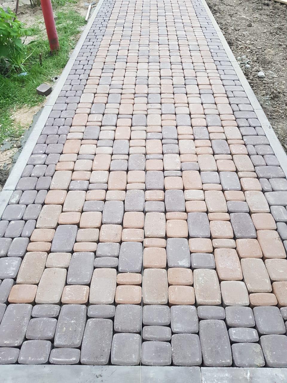 Тротуар сделанный из брусчатки во Владимире